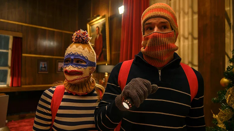 Jingle Bell Heist: The Chaotic Christmas Rom-Crime You Need in Your Festive Watchlist